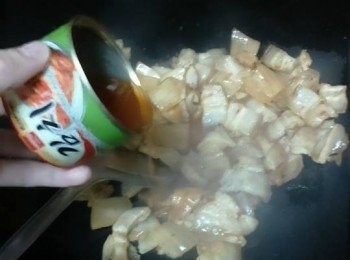 step5: 倒入泡菜汁炒至乾身
