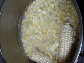 step4: 鍋倒入500毫升清水、將粟米粒和梗倒入、用中火煮至滾