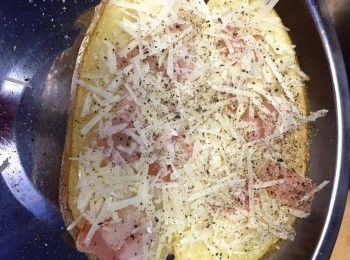 step3: 最後將煙肉及芝士放上，再放入焗爐用上爐焗至芝士溶化，當然煙肉也要熟透便可。