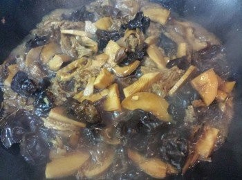 step7: 蓋上蓋子 用中慢火炆15分鐘。