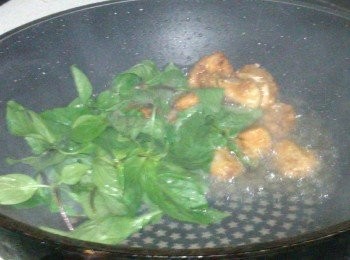 step5: 放入九層塔過一下油