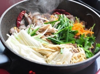 step4: 接著放入所有鮮蔬拌炒