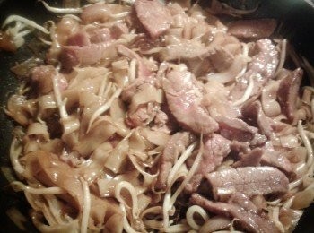 step4: 再加入牛肉拌炒均勻約兩分鐘即成