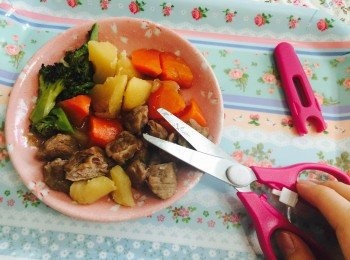 step9: 提示：給小朋友吃之前，宜用剪刀剪細食物，啱口味又容易咀嚼吞嚥的話，小朋友自然食得多啲又開心啲！(有媽媽問我平時用開邊款剪刀，我用思高牌便攜食物剪刀，貪佢容易清洗、唔易殘留食物減少細菌滋生！請click剪刀圖有詳細分享)