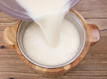 step8: 再剛煮滾的豆漿倒入煲內，然後蓋上碗蓋，不要動它，等候25分鐘.