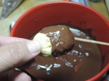 step5: 中後半段沾上巧克力