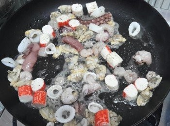 step6: 熱鍋下油，下海鮮炒數分鐘