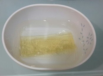 step1: 先將魚膠片浸凍飲用水至軟身，揸乾水備用。
（如果用魚膠粉的話,份量同用魚膠片係一樣的,至於處理魚膠粉之程序如下:
- 先用等於魚膠粉五倍份量的凍食水加入魚膠粉中浸約五至十分鐘,見魚膠粉
已由粉狀變成糕狀後,再隔煮好的熱水, 浸至溶解成水狀,然後稍作攪拌後可使用,記住預備好的魚膠片/粉一定要即時使用!）