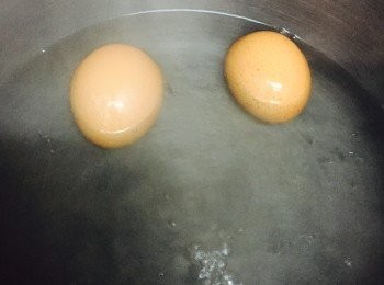 step1: 烚蛋前先將雞蛋放暖至室溫。水滾下蛋，一定要用勺子輕輕把蛋放下以防撞裂，大火烚5分半鐘。把烚好的蛋放在冰水中。將浸完冰水的雞蛋在水中剝殼，備用。