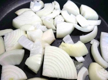 step3: 取出平底鍋，倒入少許油，將洋葱放入，開中火慢煎。