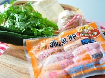 step1: 準備起司片、小黃瓜、花生粉以及香腸世家-洋蔥口味