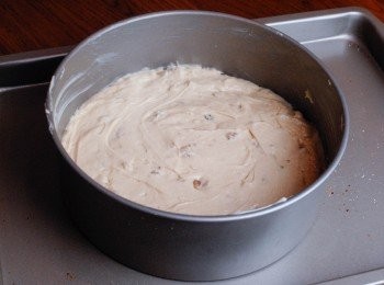 step4: 將蛋糕糊倒入兩個8吋的蛋糕模內，放入已預熱180度焗爐，焗約25至30分鐘。（*如只用一個烤模，焗的時間大約是50-60分鐘）