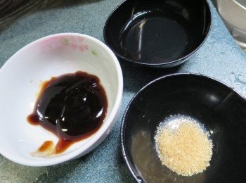 step9: 打芡料先將素蠔油加入食用開水及砂糖拌勻