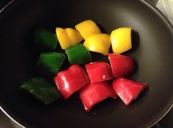 step5: 大火下油先煎墨魚膠那邊