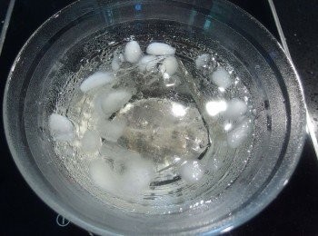 step3: 製作奶酪的同時,準備一個大碗放入冰塊水將吉利丁片泡軟。