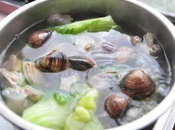 step3: 再加入乾蝦米及干貝、蛤蜊等，繼續轉小火慢慢滾煮約15~20分鐘