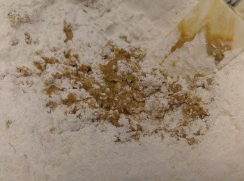 step2: 將所有分類混合再過篩,再將椰汁和糖水混合攪混,之後椰汁糖水分幾次倒入粉中搓勻,可用電動打蛋器幫手。