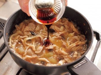 step12: 轉小火倒入醬油，蓋上鍋蓋燉煮15分鐘。