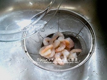 step6: 加入熱水浸過面3分鐘至轉色 , 倒去水份瀝乾備用