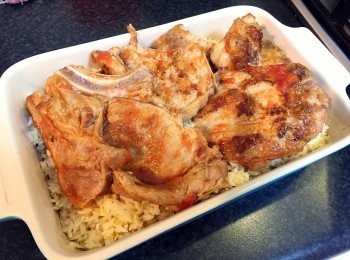 step6: 先將豬扒鋪上炒飯，倒入醬汁，最後加上芝士放入180度焗爐焗8-10分鐘至芝士金黃即可。