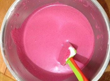 step5: 加入打好的淡忌廉拌勻，再加入放至室溫的魚膠牛奶液拌。