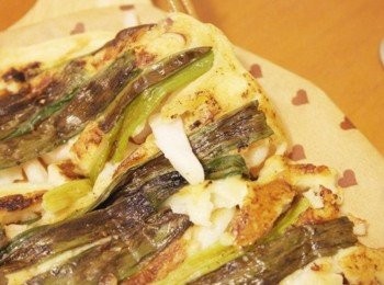 step10: 撒了很多花枝，每一口都是鮮味呢。恰恰、脆脆、好好吃。懶人版的海鮮煎餅可以滿足味蕾唷❤