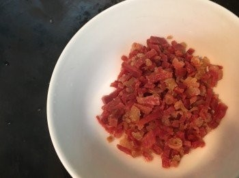 step2: 金華火腿切碎，隔水蒸20分鐘，將金華火腿汁與金華火腿隔開