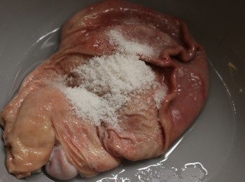 step3: 再加入1大匙鹽不斷地反覆搓擦，再沖水。