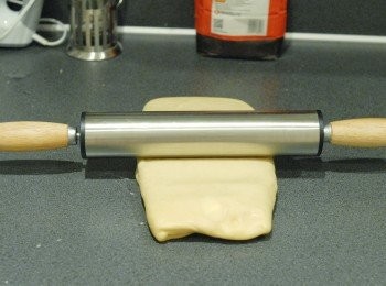 step10: 再將麵糰拿出，直放在枱上，然後再擀成50×20厘米的長形（不要擀太久，成形便可）然後將一邊的麵糰摺2/3，另一邊的1/3再摺向中間（跟步驟8一樣）。然後將麵糰向45度轉（成直的長方形）將麵糰放入膠袋，放入雪櫃冷卻一個小時