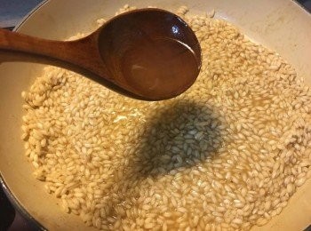 step6: 當米飯差不多吸收曬D湯, 再續少加入湯再煮, 重覆以上動作數次, 煮約10 分鐘