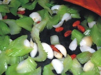 step4: 然後加入枸杞、糖、鹽和雞粉快速煸炒均勻，最後撒上黑胡椒即可出鍋。