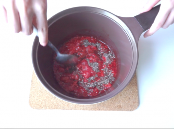 step3: 拌入奇亞籽。奇亞籽是屬於高纖低熱量的食物，其特性是可以吸收其體積10倍的水分！所以可令果醬達至凝結效果～此分量可以跟隨自己喜愛的質地而調整~