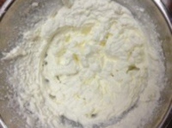step6: 鮮奶油打發，將40克的白砂糖分3次加入（奶油呈凝固的固體狀）
