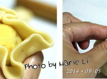 step7: 將揉好的《內餡球》放在餅皮中心
包起來把麵皮邊緣抓好，收口捏緊即可

接口朝下放置在桌面上
將餅輕壓成有著厚度的圓扁狀
用手指一邊轉著餅
一邊撫平邊緣的形狀
把《綠豆椪》做成圓扁的餅狀。