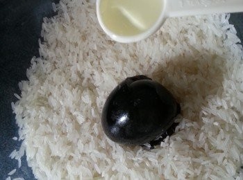 step1: 米洗淨後,先用皮蛋一隻,加入1茶匙油