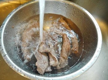 step1: *<span class="group_1">川燙</span>牛肉。加酒與薑，中小火20分。 *撈起以冰涼冷水沖過洗淨。