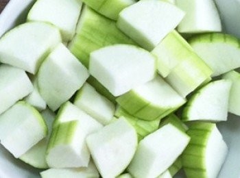 step2: 絲瓜切斷頭尾後削皮，依照個人的喜好切成適當的大小 ; 薑切絲。