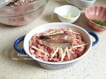 step6: 將適量的肉餅材料放入碗內 , 灑上薑絲及放上原片鹹魚