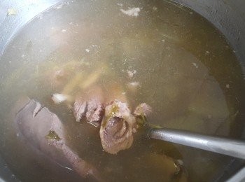 step7: 煲冬瓜 😘😘😘

材料：

冬瓜 780克
豬骨 700克
豬膶 460克
五花腩 600克
薑 2 片
蠔豉 35克
冬菇 30克
雞粉 1茶匙

做法：

將冬菇，蠔豉用清水浸泡清洗，用薑片將豬膶，豬骨，五花腩出水去腥，用約 4 湯碗水，放入材料大火滾起，轉中細火煲 2-1/2 小時，取出五花腩預備做另一餸菜 , 放入調味料，熄火蓋好 30 分鐘，飲用前大火滾起，完成 。