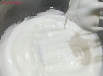 step8: 再陸續將砂糖加入打發到濕性打發(就是蛋白不滴落的狀態)