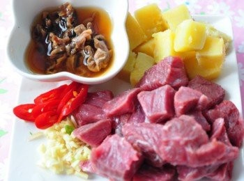 step1: 備料<span class="group_1">食材</span>:牛肉塊、蕃薯塊(切丁狀後放置電鍋蒸熟)、薑末及辣椒片