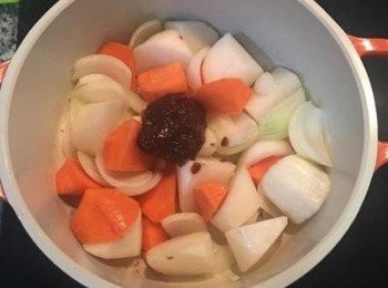 step6: 放入豆瓣醬拌炒均勻；