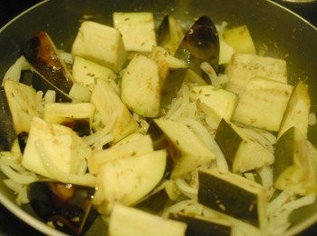 step2: 下油在鍋內，用中火煮熱油，然後下洋蔥，茄子，茴香米及孜然籽，快炒5分鐘