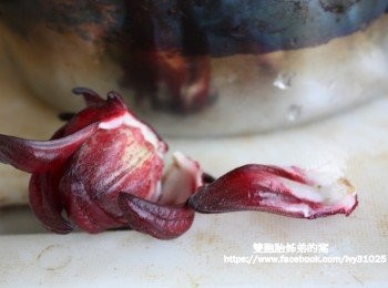 step3: 新鮮的洛 神花花瓣脆度會影響後面蜜餞的口感，所以在挑選採購上要 謹慎的原因。
