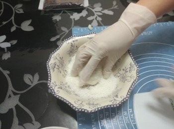step8: 滾椰絲; 按壓在心形模內， 定形後脫模。