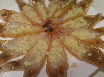 step4: 將蒜蓉牛油放在蝦面。