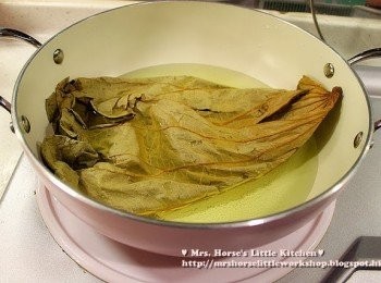 step4: 乾荷葉放到滾水中浸軟