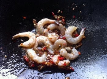 step3: 然後繼續把蒜蓉下鍋爆香，剩餘的調味料全部下鍋【食水除外】繼續慢火炒香。