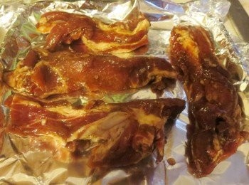 step2: 焗爐用220度預熱15分鐘. 入爐焗盤先用錫紙蓋上面, 然後加入一個巳包錫紙的蒸架在上面,(錫紙面最好刺上多個小孔, 讓肉汁流下焗盤內).才將叉燒放在蒸架上烤.
先用爐溫 230度焗 15分鐘, 之後將叉燒反轉後, 將爐溫改為210度再焗15分鐘. 合共焗 30分鐘.