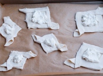 step5: 在方形位置塗滿忌廉芝士cream cheese